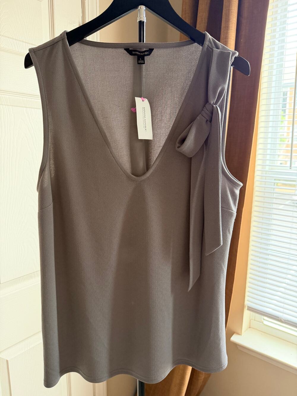 Banana Republic L gray v neck top NWT